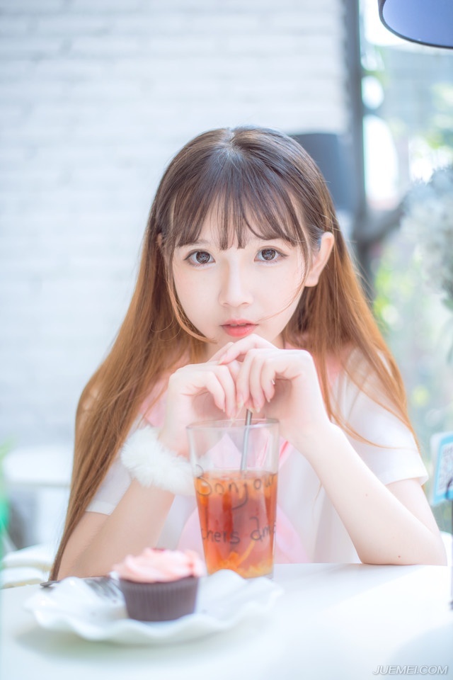 “我……”小乔闻言一颤，茫然的看了吕布一眼，又看了看一眼焦急的姐姐，摸了摸自己的肚子，苦涩的摇摇头：“妾身是夫君的女人，自然不会。”